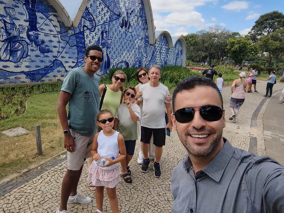 Família no City Tour com a TEVO, diante da Igrejinha da Pampulha