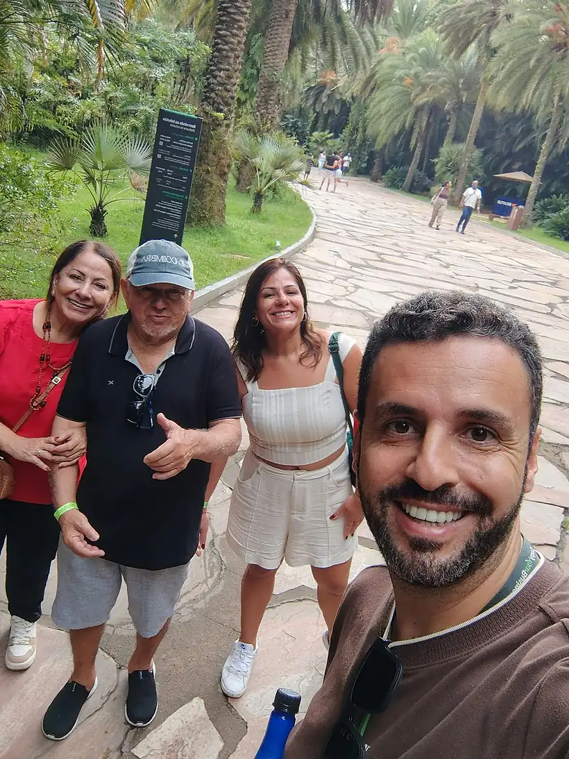 Clientes da TEVO com o motorista em passeio por Inhotim