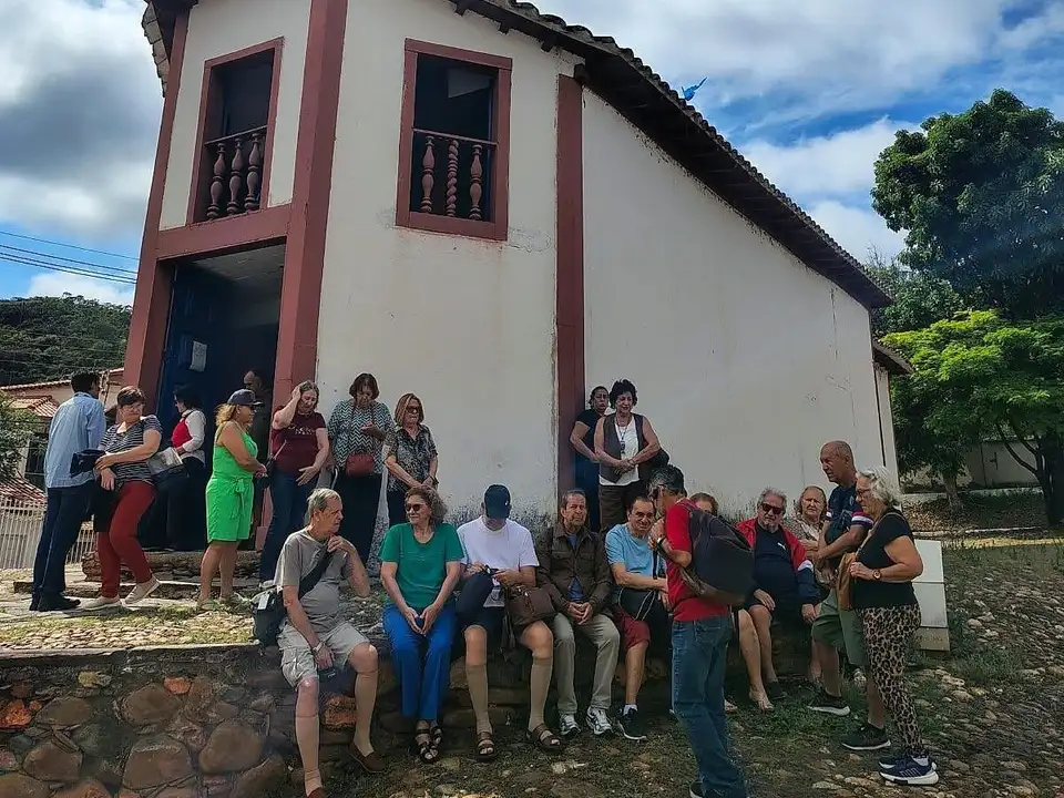 Grupo de passageiros em visita à Igreja de Nossa Senhora do Ó, em Sabará