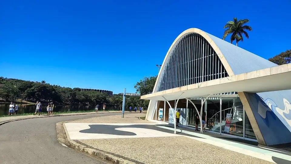 Igreja São Francisco de Assis, a Igrejinha da Pampulha, sob céu azul em Belo Horizonte