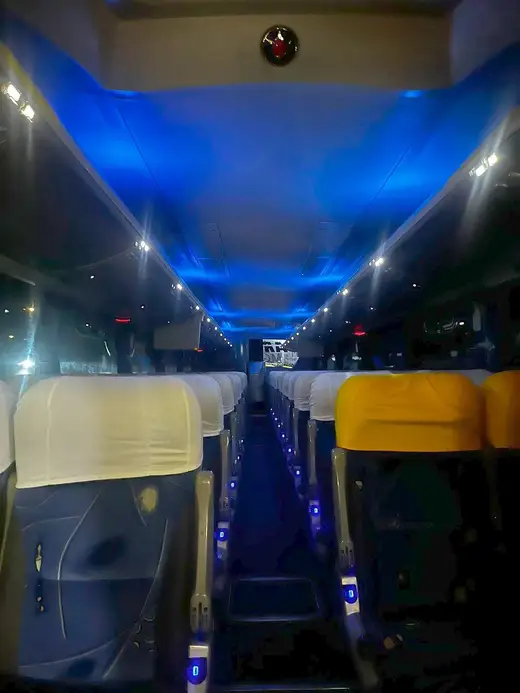 Interior de ônibus à noite com iluminação de LED azul no teto