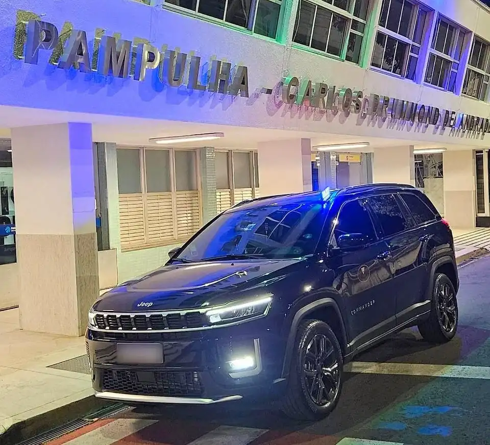 Jeep Commander preto, táxi executivo, à noite em frente ao Aeroporto da Pampulha, em Belo Horizonte