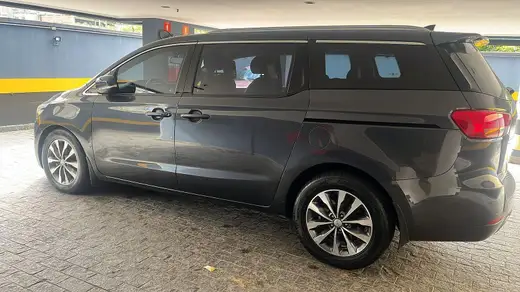 Minivan executiva cinza de sete lugares, vista de lado