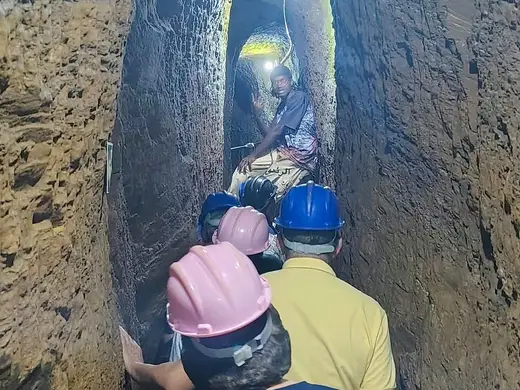 Visitantes de capacete em passeio por mina de ouro na região de Ouro Preto