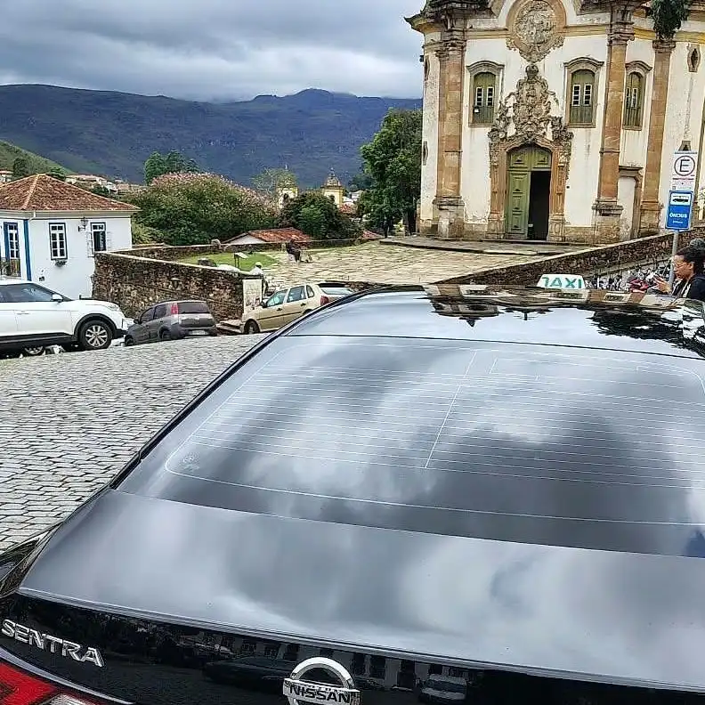Táxi executivo preto diante da Igreja de São Francisco de Assis, em Ouro Preto