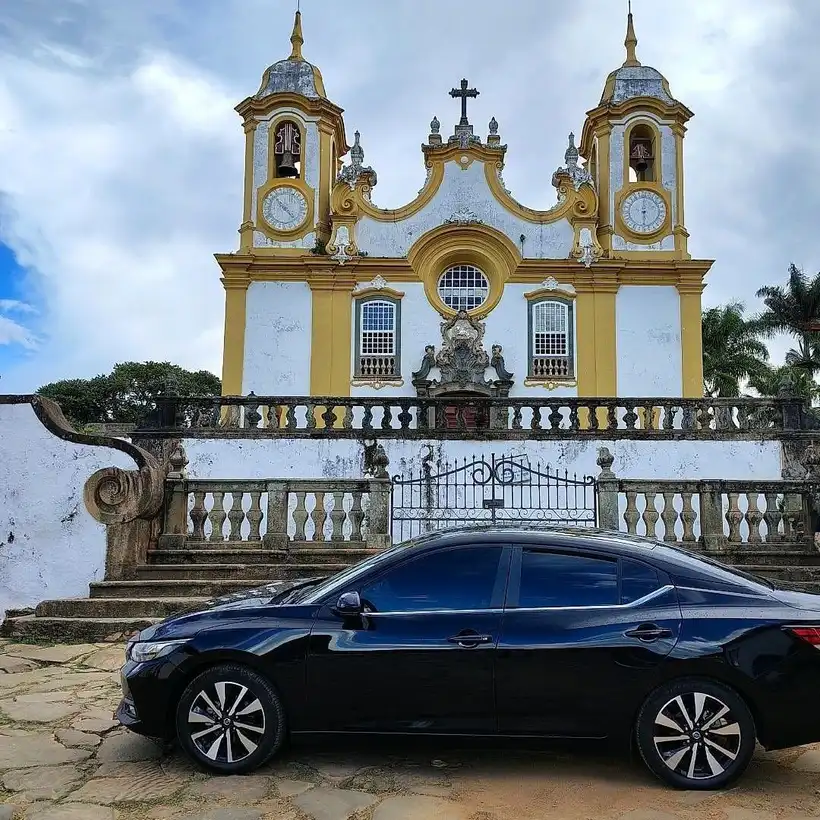 Sedan executivo preto diante da Matriz de Santo Antônio, em Tiradentes
