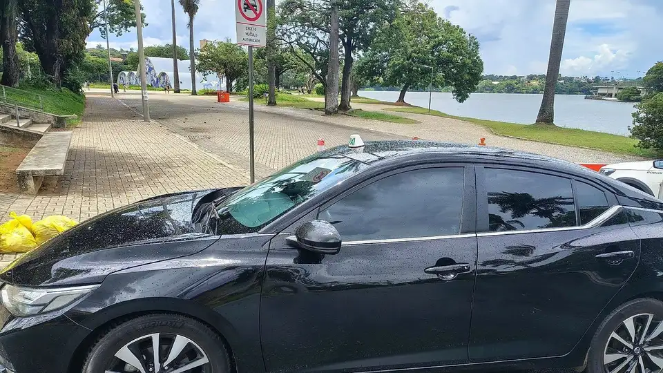 Táxi executivo preto na orla da Lagoa da Pampulha, em Belo Horizonte