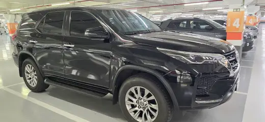 SUV executivo Toyota SW4 preto em estacionamento coberto