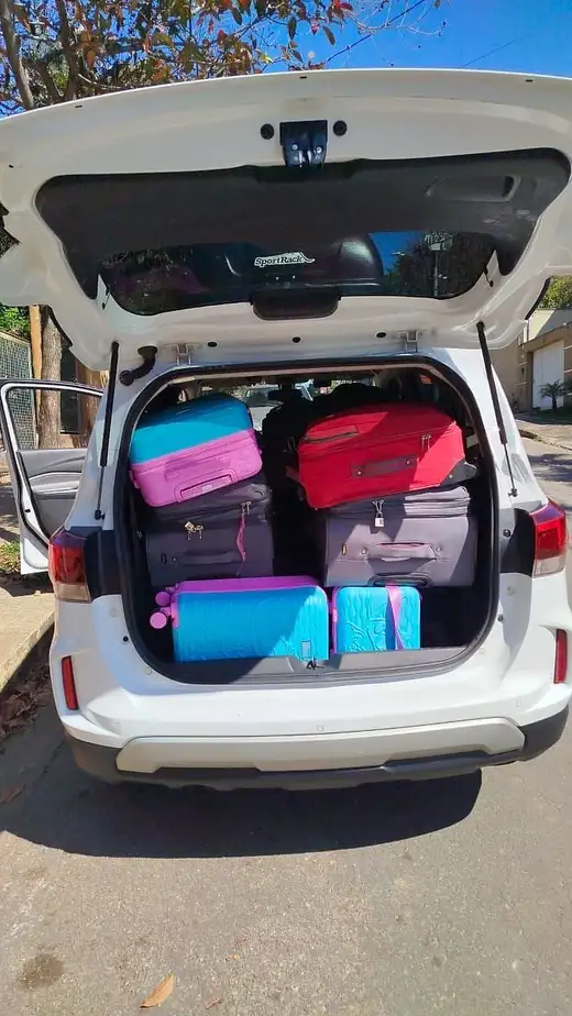 Porta-malas de um utilitário de sete lugares carregado com malas de viagem