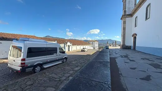 Van executiva prata no adro do Santuário do Bom Jesus de Matosinhos, em Congonhas