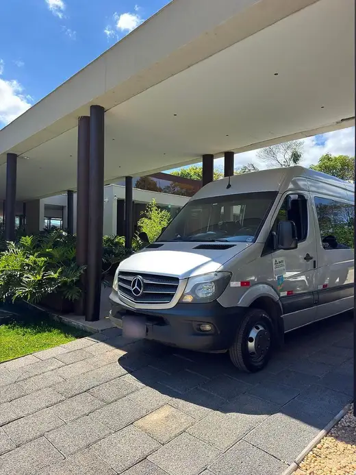 Van executiva prata parada sob a cobertura de um edifício moderno
