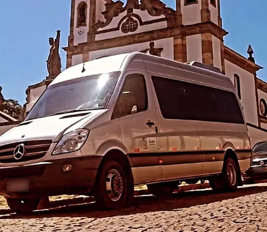 Van executiva prata diante do Santuário do Bom Jesus de Matosinhos, em Congonhas